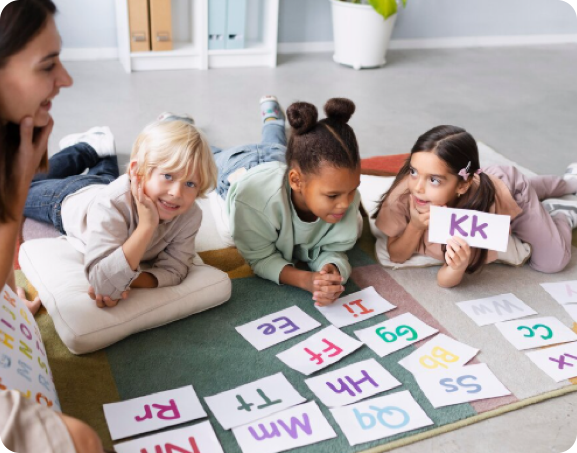Anak-anak belajar di Parahita Montessori Lab